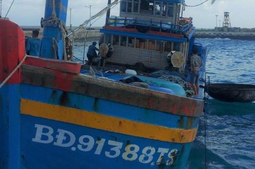 Bộ đội Trường Sa kịp thời sửa chữa máy chính cho tàu cá Bình Định gặp sự cố trên biển