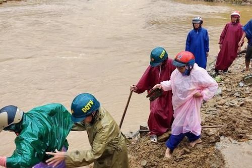 Lội qua suối ban đêm, người đàn ông bị nước cuốn thiệt mạng