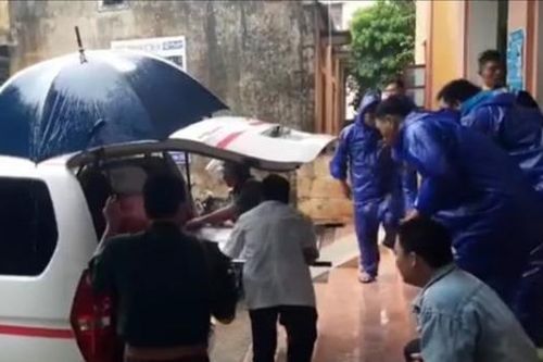Hai người bị điện giật do mưa lũ