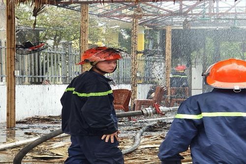Một nhà hàng ở Ninh Bình cháy rụi giữa trưa