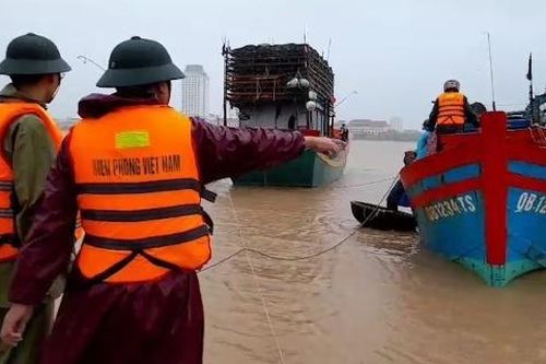 Biên phòng Quảng Bình cứu tàu cá đứt dây neo trôi ra biển