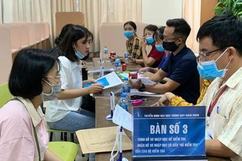 Thí sinh tấp nập về các trường Đại học xác nhận nhập học