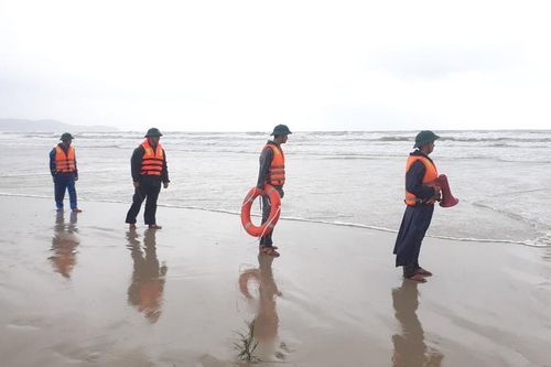 Cứu hộ thành công nhiều thuyền viên gặp nạn trôi dạt trên biển