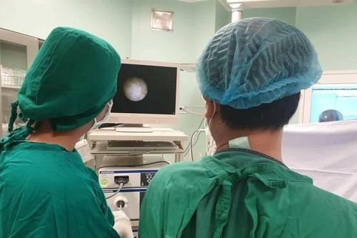 Gắp mảnh bông gòn trong vùng kín của bé gái 6 tuổi