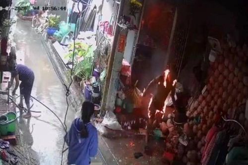 Người đàn ông cháy như ngọn đuốc nghi tẩm xăng tự thiêu