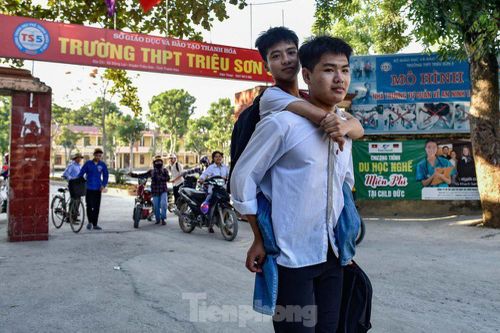 Hiệu trưởng ĐH Y Dược Thái Bình đích thân đón nam sinh 10 năm cõng bạn nhập học