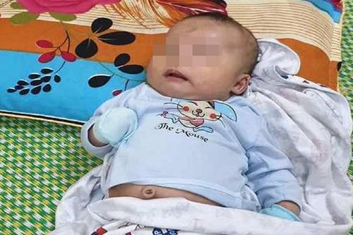 Bé trai 3 tháng tuổi bị bỏ rơi ở nhà văn hóa thôn