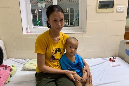 Hai con lần lượt đổ bệnh, cha mẹ bất lực ôm nhau khóc
