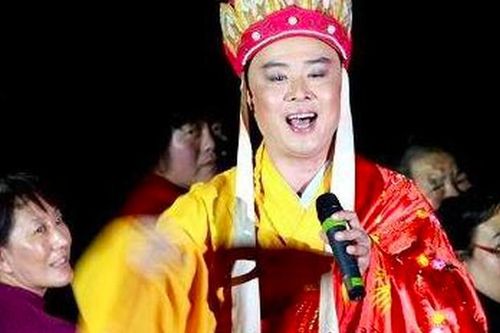 'Đường Tăng' Từ Thiếu Hoa mặc áo cà sa đi hát mưu sinh tuổi 62