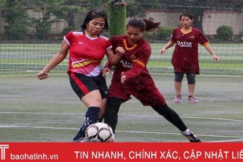 Thắng trận 'thủy chiến', đội Trường iSchool vô địch Giải bóng đá nữ TP Hà Tĩnh
