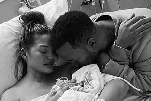 Ca sĩ John Legend - 'người đàn ông quyến rũ nhất 2019' và vợ đau lòng khi mất đi đứa con thứ ba