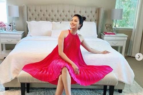 Phạm Hương đăng ảnh trong phòng ngủ sang chảnh, diện váy giấu dáng giữa tin đồn bầu bí lần hai