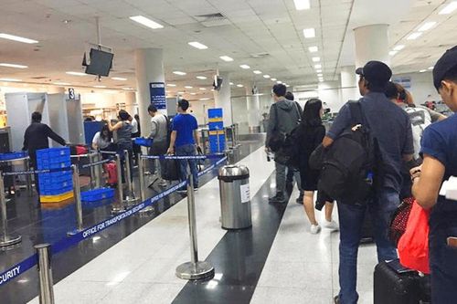 Bắt tận tay nam hành khách 'cầm nhầm' điện thoại khi đi máy bay