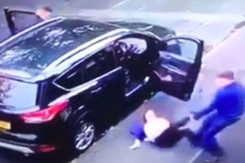 Hai tên cướp kéo người mẹ ra khỏi xe, leo lên ghế lái phóng đi với 3 đứa nhỏ