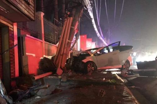 Bị truy đuổi, nhóm trộm lái ô tô tẩu thoát thì mất lái đâm gãy cột điện