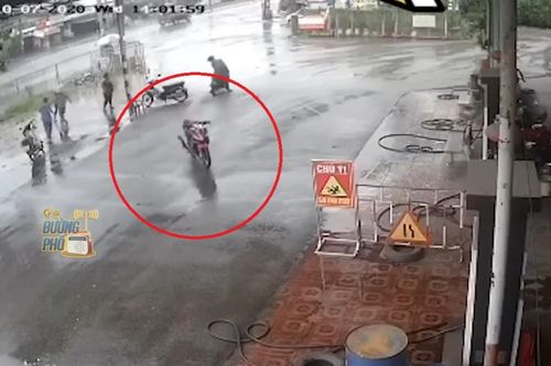 Xe máy không người lái băng qua đường rồi 'lách qua khe cửa hẹp' khiến nhiều người ngỡ ngàng