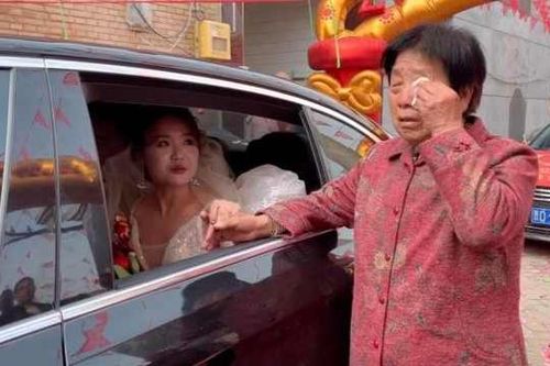 Cháu gái lấy chồng xa, bà khóc nức nở, nắm tay chẳng chịu rời khi cháu lên xe hoa