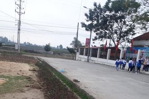 Công an vào cuộc vụ nữ sinh lớp 9 bị nhóm 'đàn em' lớp 6 đánh hội đồng, xé áo trước cổng trường