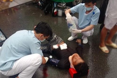 Cứu sống bệnh nhân nguy kịch khi cả người và xe máy nằm ở gầm xe buýt