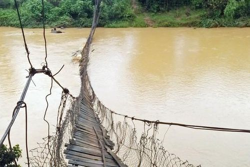 Mưa lũ cuốn hỏng cầu treo dân sinh ở Kon Tum