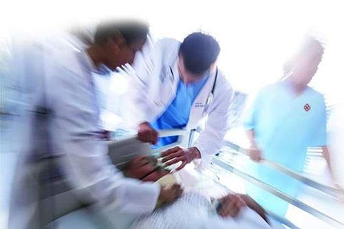 Cứu sống một người bị bất tỉnh, trụy tim mạch vì va chạm với xe bus