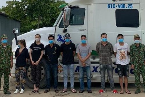 Tây Ninh: Bắt 6 người trốn trên xe tải để qua Campuchia.