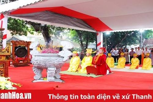 Dâng hương tại Thái miếu nhà Hậu Lê và Tượng đài Anh hùng dân tộc Lê Lợi