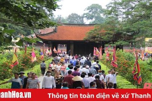 Đông đảo du khách dâng hương tại Khu di tích Lam Kinh