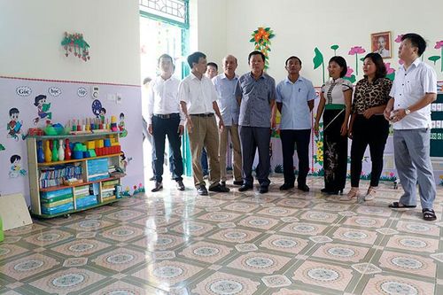 Trao tặng 2 phòng học cho học sinh điểm trường Mánh Đanh