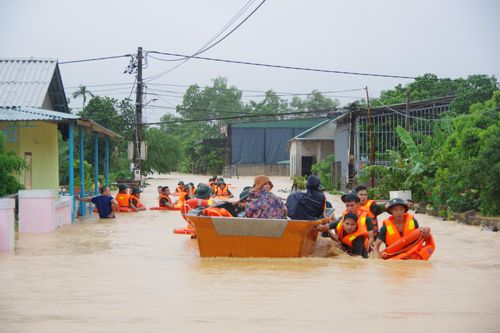 Bộ CHQS tỉnh Quảng Trị huy động lực lượng, phương tiện giúp dân ứng phó với với mưa lũ
