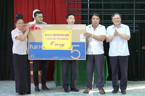 Đồng chí Chủ tịch HĐND tỉnh dự sinh hoạt chi bộ bản Panh xã Chiềng Xôm