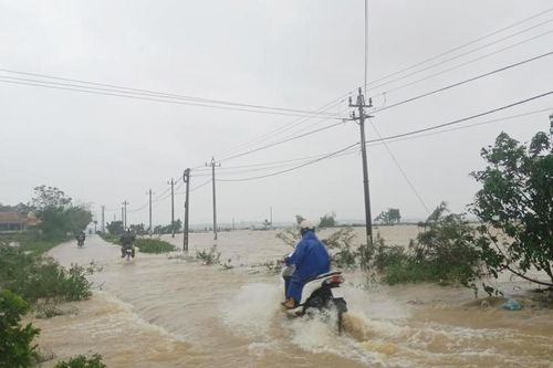 Quảng Bình: Nhiều khu vực bị chia cắt, cô lập do lũ 'bủa vây'