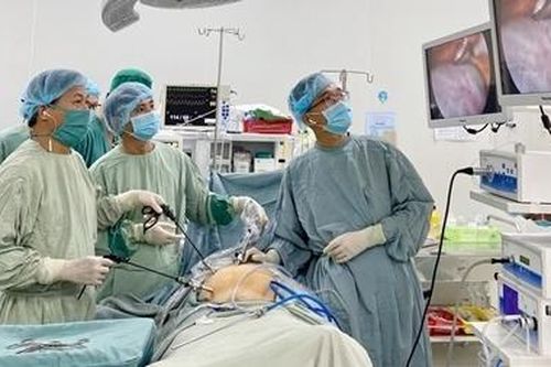 Lấy khối u nặng 3kg ra khỏi người cụ bà 93 tuổi