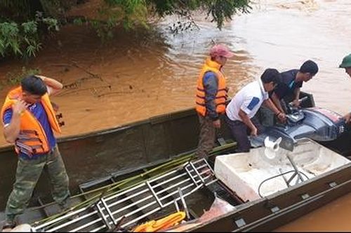 Tìm thấy thi thể người cha sau khi 2 cha con bị nước lũ cuốn mất tích