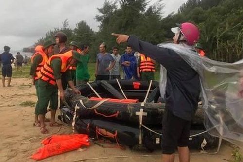 6 người mất tích trên tàu chở hàng bị sóng biển đánh chìm đã an toàn