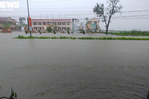 Mưa trắng trời, Huế cho học sinh nghỉ học, thủy điện tăng cường xả nước