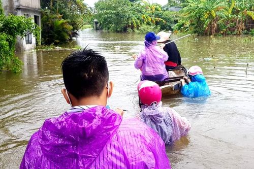 Mưa xối xả, nhiều nơi ngập ngang ngực, dân Đà Nẵng bơi ghe