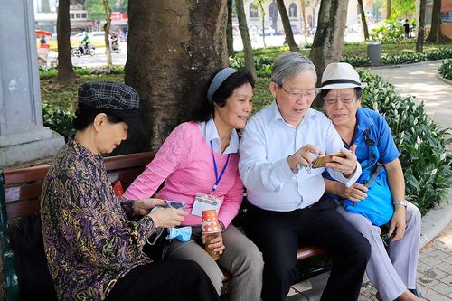 Hồ Hoàn Kiếm đẹp thơ mộng trong tiết trời thu