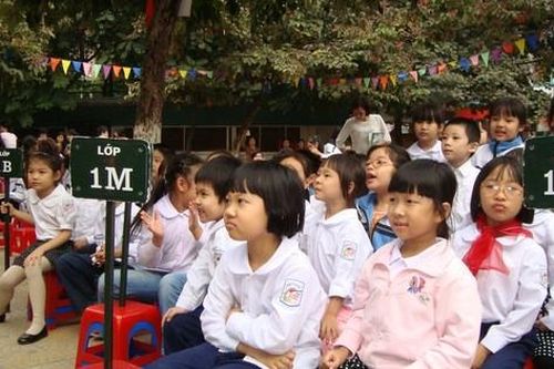 Con học lớp 1, phụ huynh 'rầu lòng' vì chương trình nặng