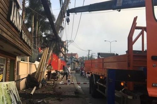 TP.HCM: 2 kẻ trộm lái ô tô tông gãy cột điện, hàng trăm hộ dân bị mất điện