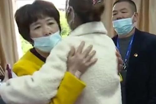 Mẹ chồng nàng dâu túm tóc đánh nhau kinh hoàng, 2 con trai vẫn bình thản quay video và bày tỏ thái độ khiến dân mạng ném đá dữ dội
