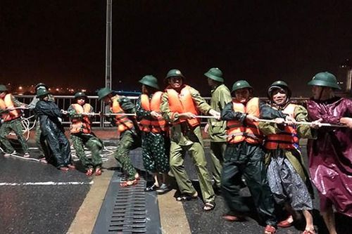 Cứu ngư dân và tàu cá trôi ra biển giữa đêm khuya