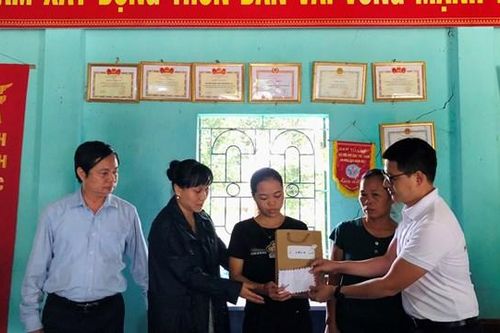 Thăm hỏi, động viên gia đình nạn nhân bị lũ cuốn tại xã Bản Qua