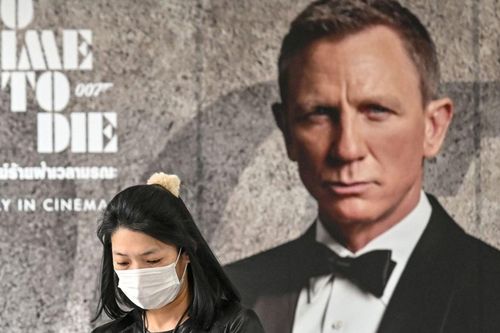 Rạp chiếu phim chết vì '007'?