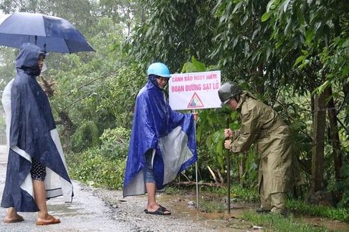 Mưa lớn trên diện rộng, hàng chục ngàn học sinh huyện miền núi Hà Tĩnh phải nghỉ học