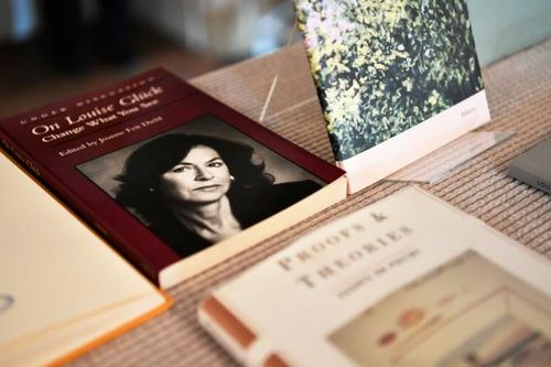 Nobel Văn học 2020 gọi tên nhà thơ Mỹ Louise Gluck