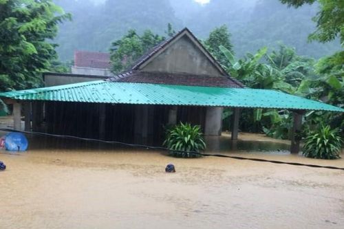 Miền trung: Nước lũ dâng cao, hàng nghìn ngôi nhà bị ngập