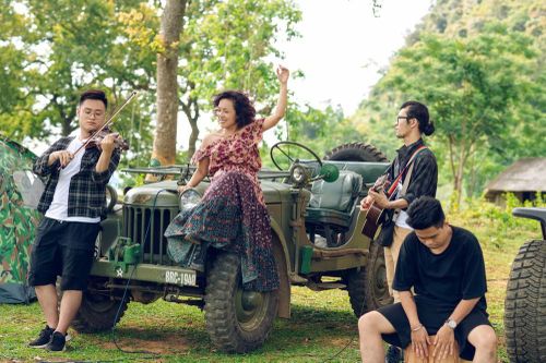 Thái Thùy Linh ra mắt hành trình 'hát xuyên Việt', kể chuyện bầm dập vì 'Du ca'