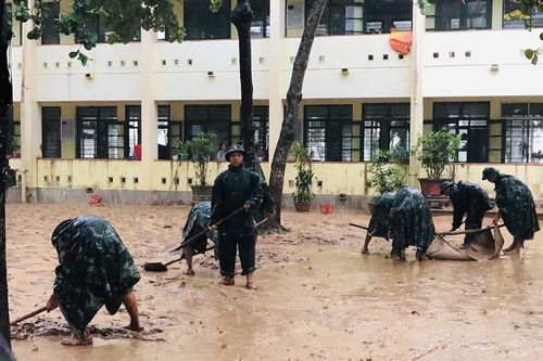 Quảng Trị: Giúp người dân khắc phục hậu quả khi lũ rút