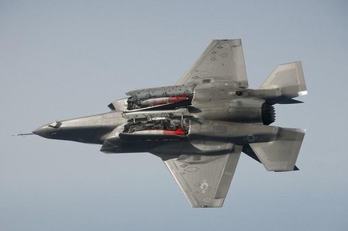 Nóng: Nghi vấn tiêm kích F-35B 'rơi' sau khi cất cánh từ tàu sân bay Elizabeth